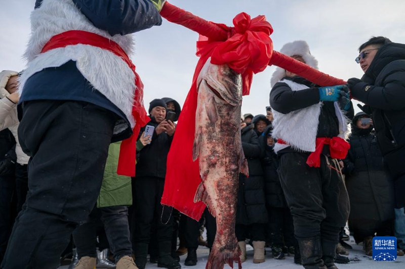 Maelfu ya samaki wakirukaruka, watu wapata uzoefu wa uvuvi wa majira ya baridi katika ziwa la mpaka wa China na Russia