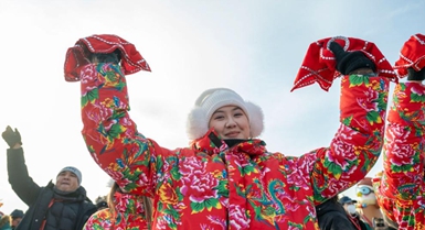 Maelfu ya samaki wakirukaruka, watu wapata uzoefu wa uvuvi wa majira ya baridi katika ziwa la mpaka wa China na Russia