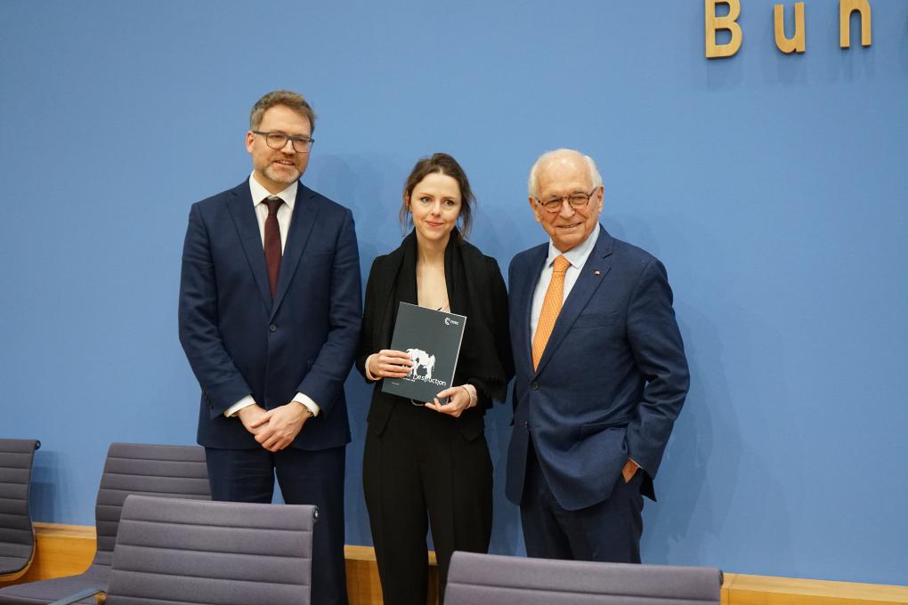 Waandalizi wa Mkutano wa Usalama wa Munich wakionyesha Ripoti ya Usalama ya Munich 2026 huko Berlin, German, Februari 9, 2026. (Xinhua/Li Chao)