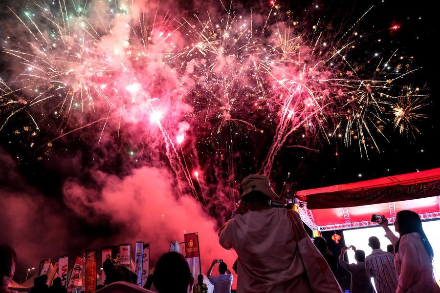 Picha hii ni onyesho la fataki kwenye hafla ya uzinduzi wa Mwaka wa Mawasiliano kati ya watu wa China na Uganda na kusherehekea Sikukuu ya Mwaka Mpya wa Jadi wa China, jijini Kampala, Uganda, Februari 8, 2026. (Picha na Hajarah Nalwadda/Xinhua)