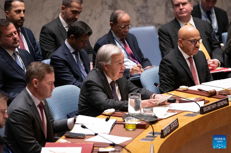 Katibu Mkuu wa Umoja wa Mataifa Antonio Guterres (katikati, mbele) akizungumza kwenye mjadala wa wazi wa Baraza la Usalama la Umoja wa Mataifa juu ya usalama na ulinzi wa njia za maji katika eneo la bahari, kwenye makao makuu ya Umoja wa Mataifa, New York, Aprili 27, 2026. (Xinhua/Xie E)