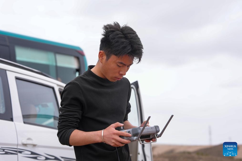 Droni zasafirisha miche ya miti katika bustani moja mjini Lanzhou, Gansu, China