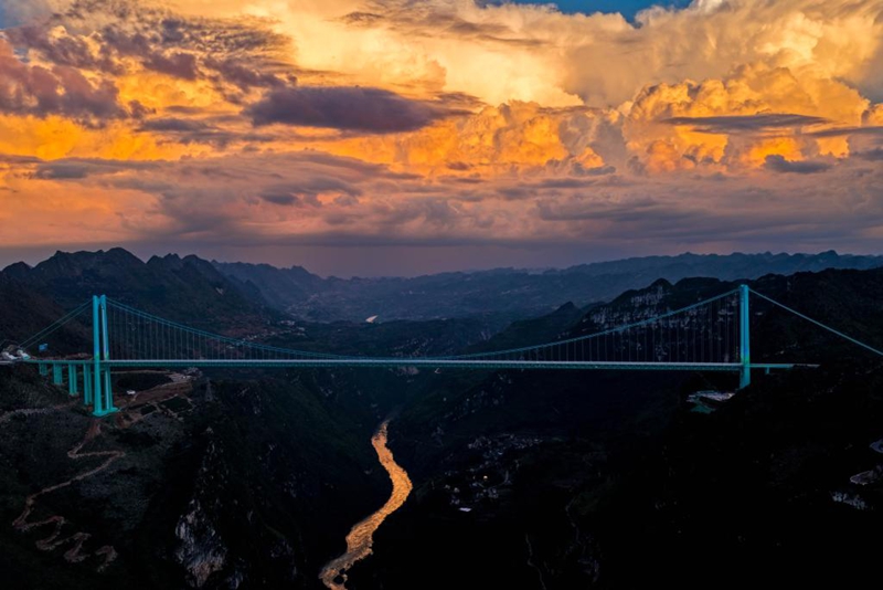 Picha iliyopigwa Septemba 28, 2025 ikionyesha mandhari ya Daraja la Bonde Kubwa la Mto Huajiang katika Mkoa wa Guizhou, kusini magharibi mwa China. (Xinhua/Yang Wenbin)