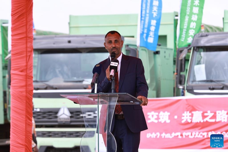 Meya wa Mji wa Bishoftu Alemayehu Jara, akizungumza kwenye hafla ya kuanza kutumia malori yanayotumia umeme katika sehemu ya ujenzi wa Uwanja wa Ndege wa Kimataifa wa Bishoftu, karibu na mji wa Bishoftu katika jimbo la Oromia la Ethiopia, Aprili 29, 2026. (Xinhua/Geng Xining)