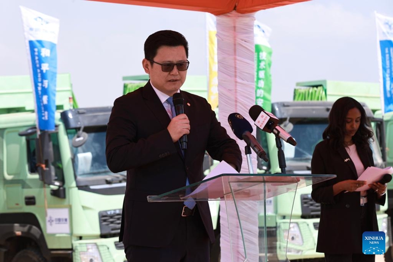 Wei Qiangyu, meneja mkuu wa CCCC Tawi la Ethiopia akihutubia kwenye hafla ya kuanza kutumiwa kwa malori yanayotumia umeme kwenye sehemu ya ujenzi wa Ndege wa Kimataifa wa Bishoftu, karibu na mji wa Bishoftu katika jimbo la Oromia la Ethiopia, Aprili 29, 2026 (Xinhua/Geng Xinning)