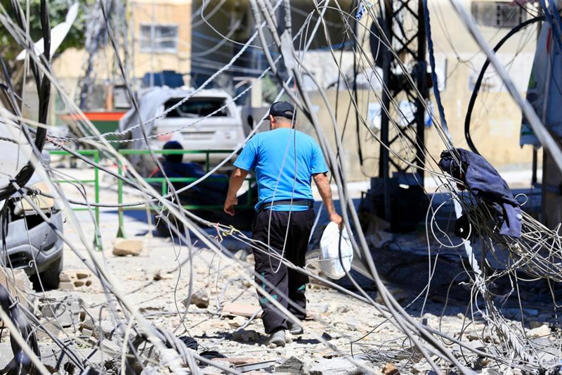 Picha hii iliyopigwa Juni 12, 2026 ikionyesha raia akikagua majengo yaliyobomolewa baada ya shambulizi la hivi karibuni la anga la Israeli, Tyre, Lebanon. (Picha na Ali Hashisho/Xinhua)