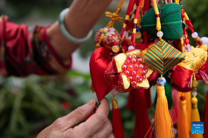 Wanakijiji wa mashariki mwa China washona vipochi kuonesha vilivyo uhifadhi wa mila na desturi za utamaduni wa jadi wa Sikukuu ya Duanwu