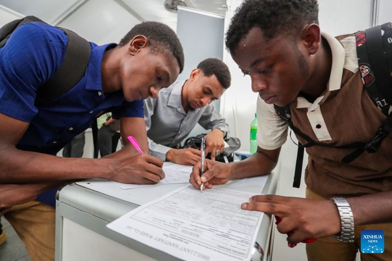 Watafuta kazi wakijaza fomu za maombi ya kazi kwenye banda katika Maonyesho ya tano ya Kazi ya China na Tanzania jijini Dar es Salaam, Tanzania, Juni 16, 2026. (Xinhua/Emmanuel Herman)