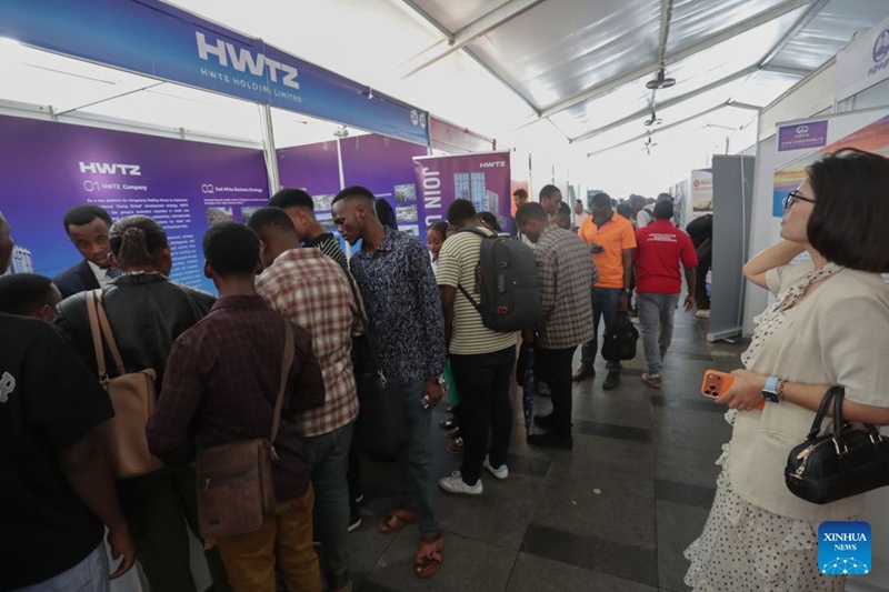 Vijana wa Tanzania wakiwa wamekusanyika kwenye banda kuuliza kuhusu fursa za ajira kwenye Maonyesho ya tano ya Kazi ya China na Tanzania jijini Dar es Salaam, Tanzania, Juni 16, 2026. (Xinhua/Emmanuel Herman)