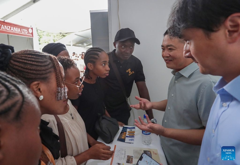 Waajiri wakizungumza na watafuta kazi kwenye Maonyesho ya tano ya Kazi ya China na Tanzania jijini Dar es Salaam, Tanzania, Juni 16, 2026. (Xinhua/Emmanuel Herman)