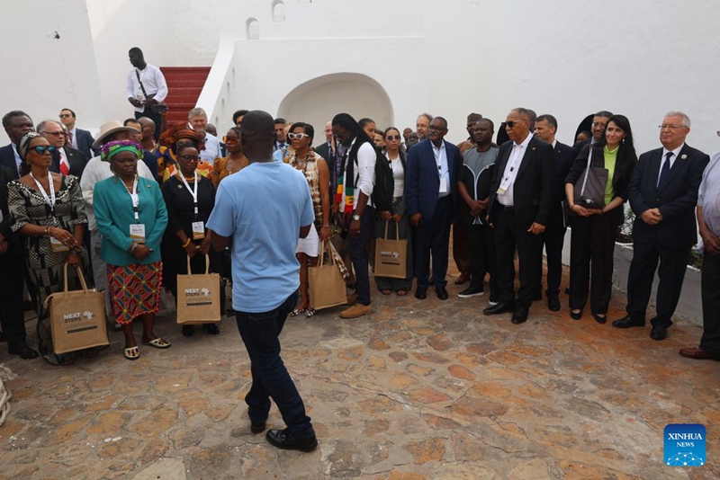 Wajumbe wa Mkutano wa Mashauriano wa Ngazi ya Juu kuhusu utekelezaji wa Azimio la Umoja wa Mataifa lenye umuhimu wa kimnara juu ya Usafirishaji Haramu wa Waafrika Waliotumikishwa Utumwani wakitembelea Ngome ya Christiansborg, kituo cha zamani cha kushikilia watumwa, huko Accra, Ghana, Juni 19, 2026. (Picha na Seth/Xinhua)