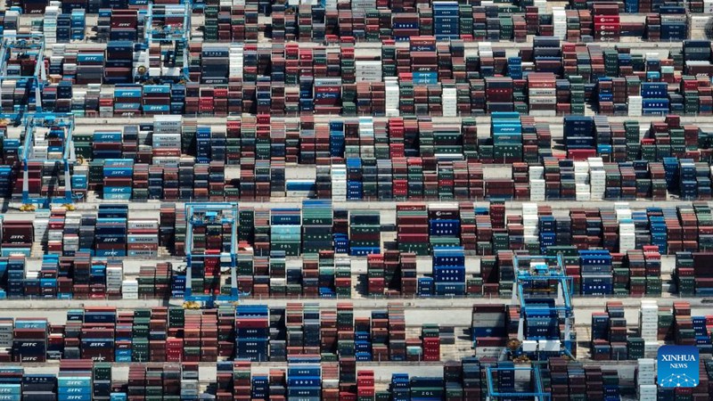 Picha iliyopigwa Julai 3, 2025 ikionyesha yadi ya kontena ya gati la kontena la kiotomatiki la Bandari ya Qinzhou, katika Mji wa Qinzhou, Mkoa unaojiendesha wa Kabila la Wazhuang wa Guangxi, kusini mwa China. (Xinhua/Zhang Ailin)