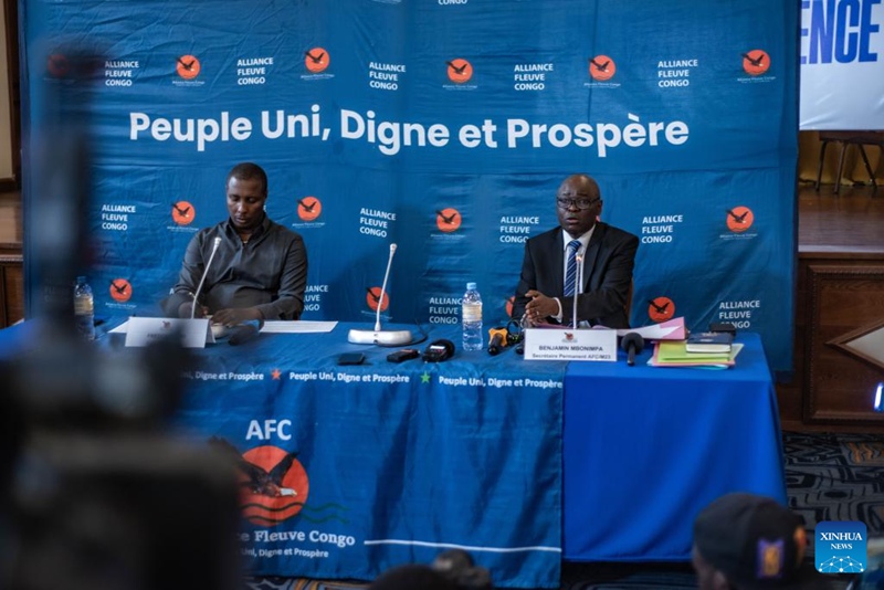 Benjamin Mbonimpa (kulia), Katibu Mkuu wa Muungano wa Mto Kongo (AFC) na mkuu wa ujumbe wake kwenye mazungumzo ya Doha, akihudhuria mkutano na waandishi wa habari mjini Goma, mji mkuu wa Jimbo la Kivu Kaskazini, mashariki mwa Jamhuri ya Kidemokrasia ya Kongo, Julai 3, 2025. (Picha na Zanem Nety Zaidi/Xinhua)