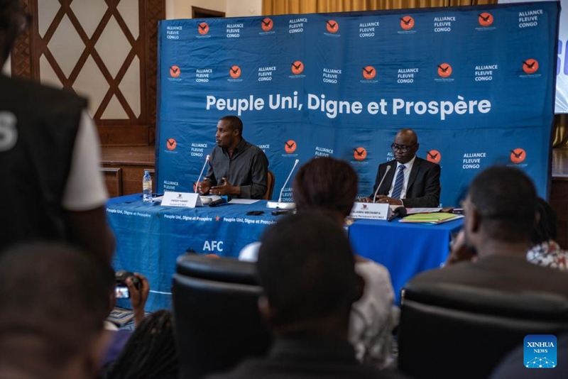 Benjamin Mbonimpa (kulia, mbele), Katibu Mkuu wa Muungano wa Mto Kongo (AFC) na mkuu wa ujumbe wake kwenye mazungumzo ya Doha, akihudhuria mkutano na waandishi wa habari mjini Goma, mji mkuu wa Jimbo la Kivu Kaskazini, mashariki mwa Jamhuri ya Kidemokrasia ya Kongo, Julai 3, 2025. (Picha na Zanem Nety Zaidi/Xinhua)