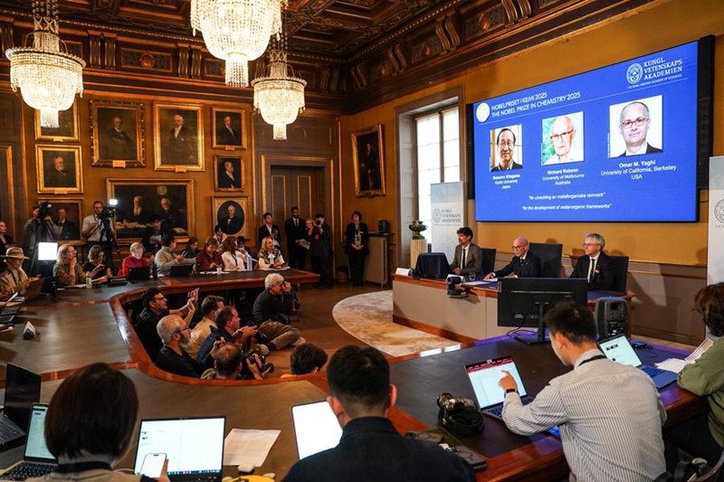 Tuzo ya Nobel ya Kemia ya 2025 ikitangazwa Stockholm, Sweden, Oktoba 8, 2025. (Xinhua/Peng Ziyang)