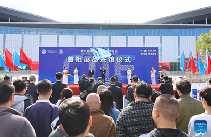 Shehena ya kwanza ya vitu vya kuoneshwa yawasili kwenye ukumbi mkuu wa Maonyesho ya Uagizaji Bidhaa ya China mjini Shanghai