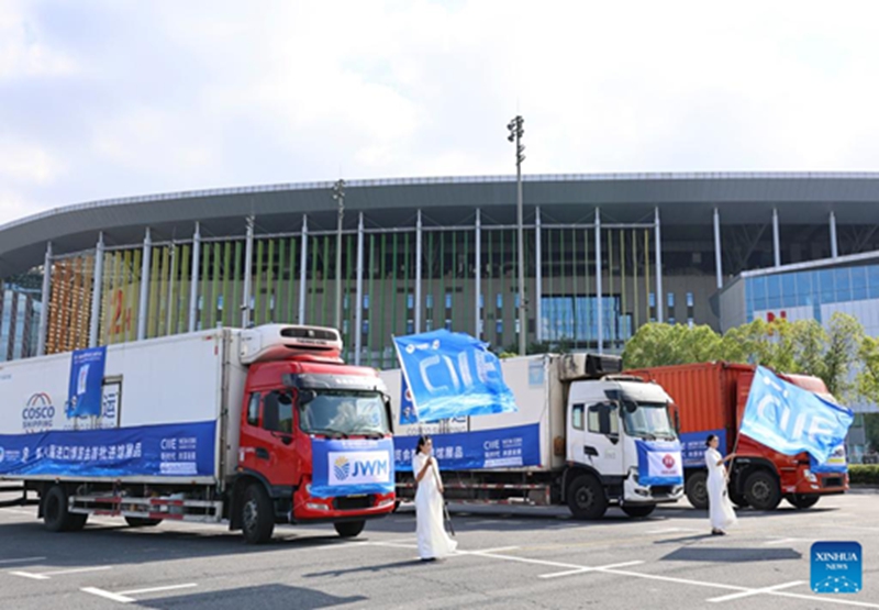 Shehena ya kwanza ya vitu vya kuoneshwa yawasili kwenye ukumbi mkuu wa Maonyesho ya Uagizaji Bidhaa ya China mjini Shanghai