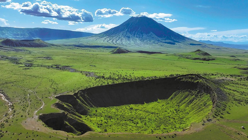 Volkano ya Ol Doinyo Lengai ikikaribia kujitokeza kwenye Hifadhi ya Kijiolojia Duniani ya Ngorongoro-Lengai mjini Arusha, Tanzania. (Picha imetolewa kwa China Daily/kuchapishwa na People’s Daily Online)