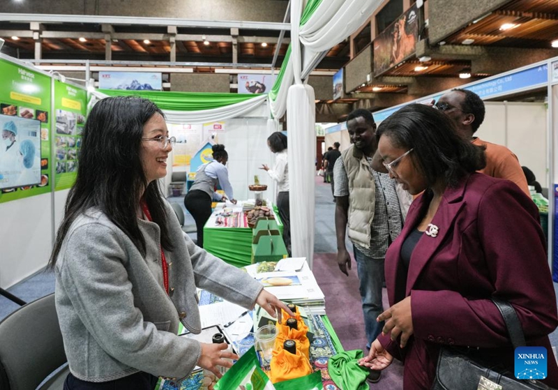 Mwonyeshaji bidhaa (kushoto) akielezea bidhaa kwa wageni kwenye Maonyesho ya Kilimo ya Kimataifa ya Afrika 2025 jijini Nairobi, Kenya, Oktoba 28, 2025. (Xinhua/Li Yahui)
