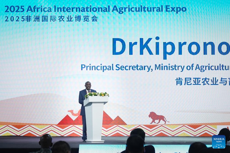 Paul Kipronoh Ronoh, katibu mkuu katika Wizara ya Kilimo ya Kenya, akitoa hotuba kwenye hafla ya kufunguliwa kwa Maonyesho ya Kilimo ya Kimataifa ya Afrika 2025 jijini Nairobi, Kenya, Oktoba 28, 2025. (Xinhua/Li Yahui)