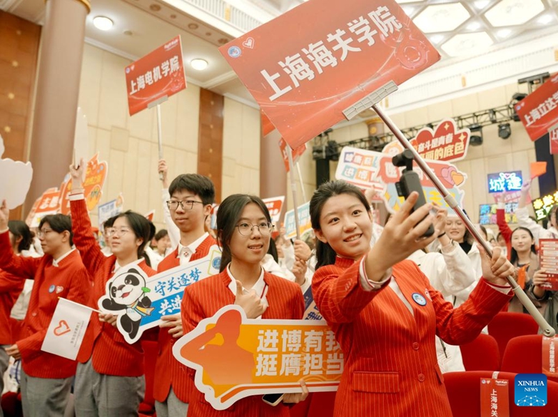 Hafla ya Kuapishwa kwa Watu wa Kujitolea wa Maonyesho yajayo ya 8 ya Uagizaji Bidhaa ya China yafanyika Shanghai