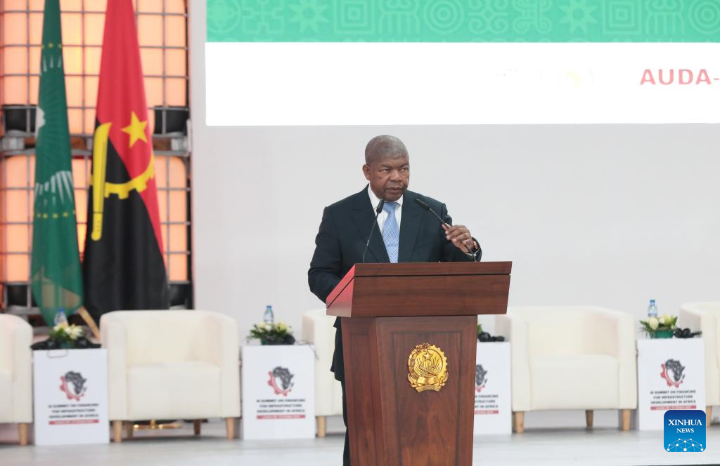 Rais Joao Lourenco wa Angola akitoa hotuba kwenye ufunguzi wa Mkutano wa Ufadhili wa Luanda kwa Maendeleo ya Miundombinu ya Afrika mjini Luanda, Angola, Oktoba 28, 2025. (Picha na Julio Kikebu/Xinhua)