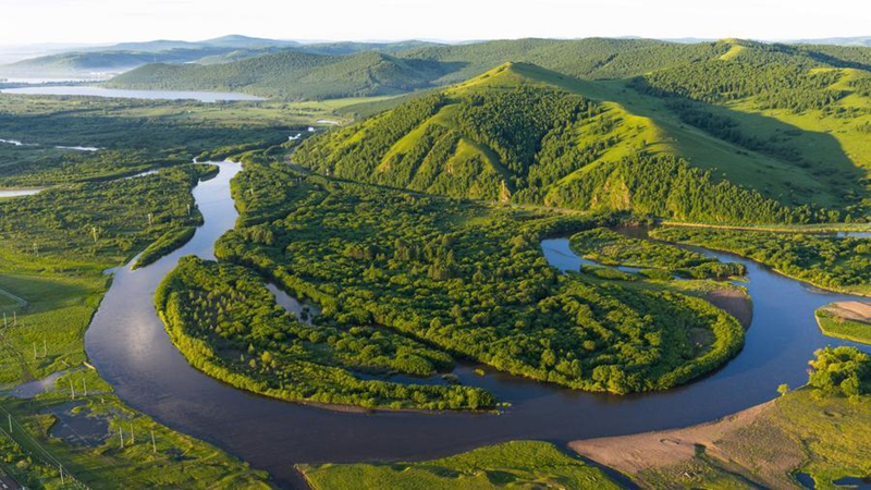 Picha hii iliyopigwa Julai 11, 2025 ikionyesha mandhari ya mbuga ya taifa ya ardhi oevu ya Mianduhe mjini Hulun Buir, Mkoa Unaojiendesha wa Mongolia ya Ndani, kaskazini mwa China. (Xinhua/Ma Jinrui)