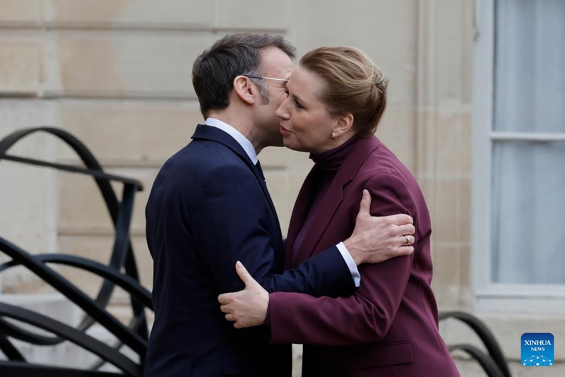 Rais wa Ufaransa Emmanuel Macron (kushoto)akimkaribisha Waziri Mkuu wa Denmark Mette Frederiksen kwenye Ikulu ya Elysee jijini Paris, Ufaransa, Januari 28, 2026. (Picha na Henri Szwarc/Xinhua)