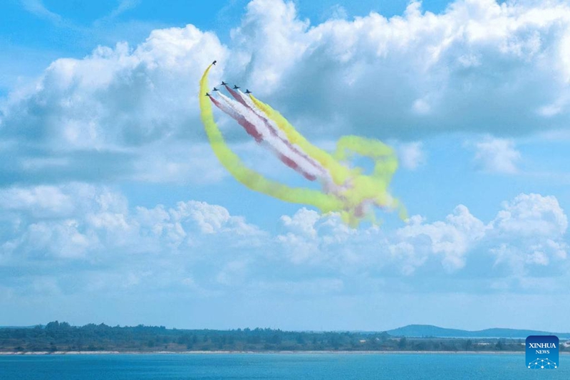 Timu ya sarakasi za ndege ya Jeshi la China yafanya safari ya kuhakikisha urukaji unafuata kanuni kabla ya Maonyesho ya Ndege Angani ya Singapore