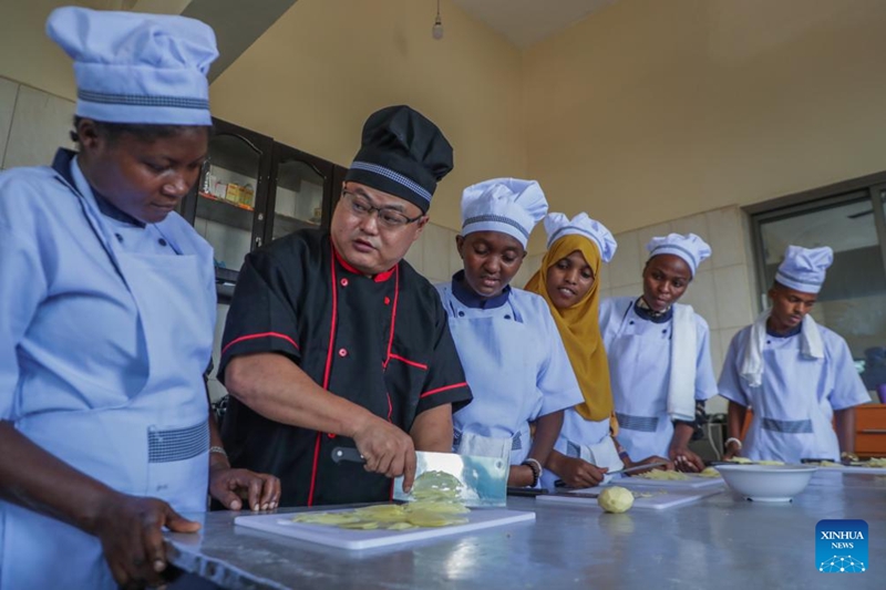 Wanafunzi wa Tanzania wakijifunza mbinu ya mkato wa “sindano ya silva”, jaribio gumu la ustadi wa kukata kwa kisu katika upishi wa Kichina, mjini Dar es Salaam, Tanzania, Januari 28, 2026. (Xinhua/Emmanuel Herman)