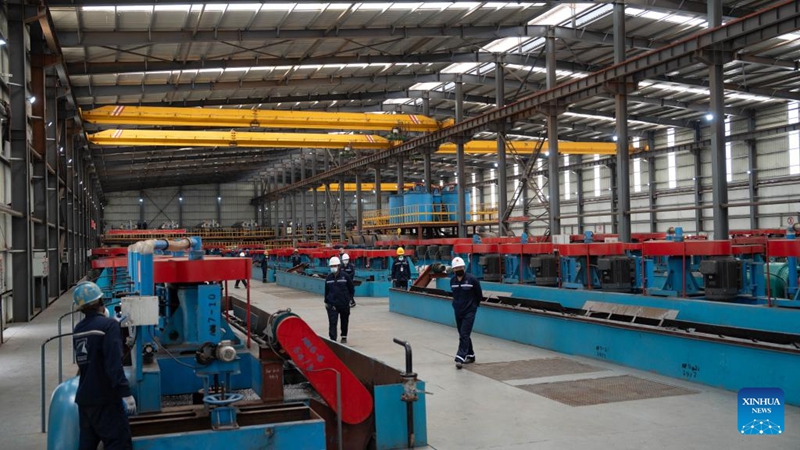 Picha hii iliyopigwa Januari 30, 2026 ikionyesha mstari wa uzalishaji wa kiwanda cha kuchakata grafiti kilichojengwa na Kampuni ya Jinan Yuxiao ya China katika Wilaya ya Nipepe, mkoa wa Niassa, Msumbiji. (Xinhua/Liu Jie)