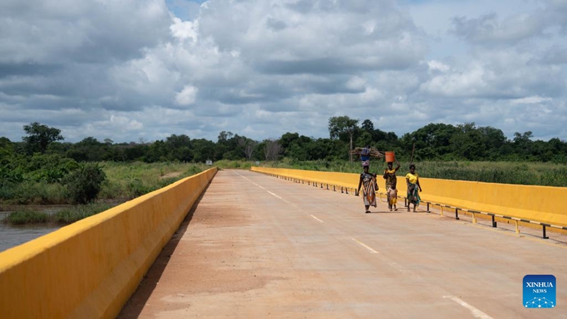 Watu wakitembea kwenye daraja la kuvuka Mto Lurio, lililojengwa na Kampuni ya Jinan Yuxiao ya China, katika Wilaya ya Nipepe, Mkoa wa Niassa, Msumbiji, Januari 31, 2026. (Xinhua/Liu Jie)