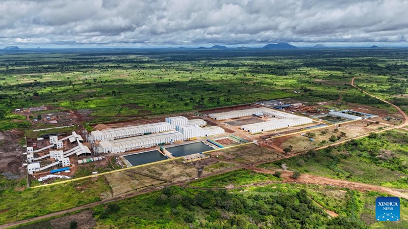 Picha hii iliyopigwa Januari 31, 2026 ikionyesha kiwanda cha kuchakata grafiti kilichojengwa na kampuni ya China katika Wilaya ya Nipepe, Jimbo la Niassa, Msumbiji. (Xinhua/Liu Jie)