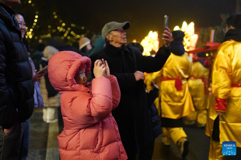 Wanakijiji wafurahia tamasha la Sikukuu ya Mwaka Mpya wa Jadi katika Kijiji cha Shenshan, Jiangxi, China