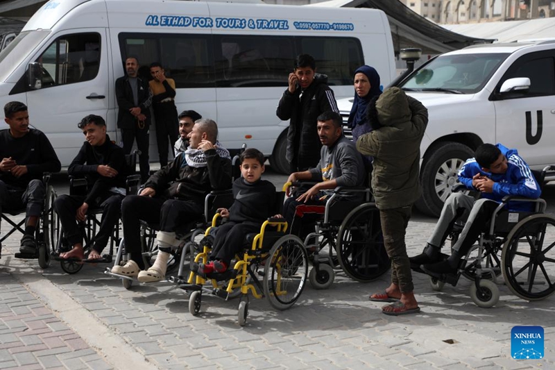 Wagonjwa wa Palestina na watu wanaoambatana nao wakisubiri nje ya jengo la Shirika la Hilali Nyekundu la Palestina, mjini Khan Younis, kusini mwa Ukanda wa Gaza, wakijiandaa kuvuka kupitia kivuko cha mpakani cha Rafah kwa ajili ya matibabu, Februari 2, 2026. (Picha na Rizek Abdeljawad/Xinhua)