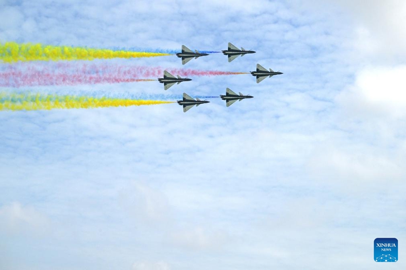 Timu ya sarakasi za ndege ya PLA yafanya maonyesho kwenye Maonyesho ya 10 ya Ndege Angani ya Singapore