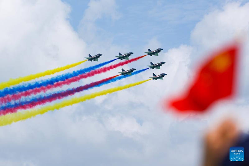 Timu ya sarakasi za ndege ya PLA yafanya maonyesho kwenye Maonyesho ya 10 ya Ndege Angani ya Singapore