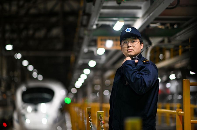 Mfanyakazi wa matengenezo ya treni za mwendo-kasi alinda usalama wa pilika za usafiri wa likizo ya Mwaka Mpya wa Jadi wa China