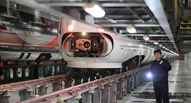 Mfanyakazi wa matengenezo ya treni za mwendo-kasi alinda usalama wa pilika za usafiri wa likizo ya Mwaka Mpya wa Jadi wa China