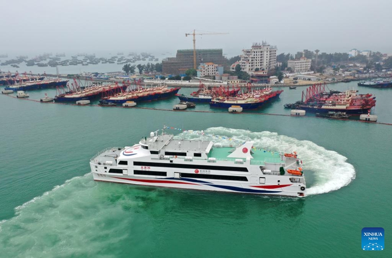 Meli ya abiria ya mwendo-kasi yenye siti 1,200 yaanza kutoa huduma katika Mji wa Beihai, Guangxi, China