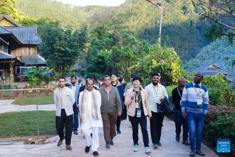 Watu kutoka nchi za Kusini ya Dunia wanatembelea kijiji cha Hebian cha Wilaya ya Mengla ya Mkoa wa Yunnan, China Desemba 5, 2025. (Picha/Xinhua)