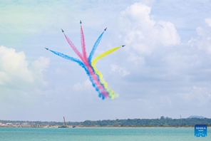 Timu ya sarakasi za ndege ya PLA yafanya maonyesho kwenye Maonyesho ya 10 ya Ndege Angani ya Singapore