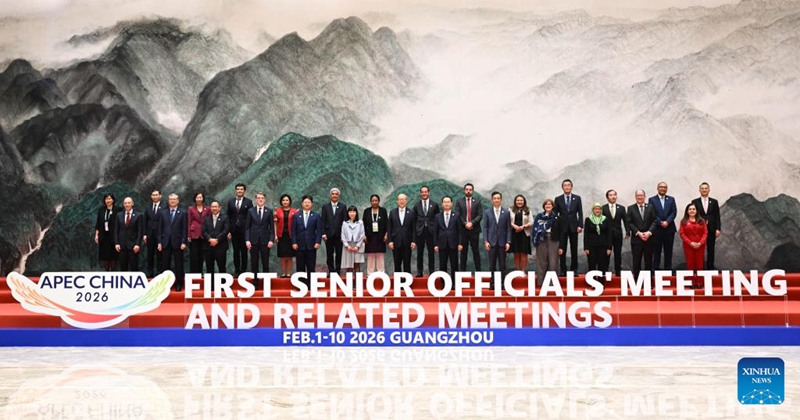 Wajumbe wanaohudhuria kwenye Mkutano wa Kwanza wa Maofisa Waandamizi wa Mkutano wa Viongozi wa Jumuiya ya Ushirikiano wa Kiuchumi ya Asia na Pasifiki (APEC) wa China 2026 wakipiga picha pamoja katika Mji wa Guangzhou, Mkoa wa Guangdong, kusini mwa China, Februari 10, 2026. (Xinhua/Deng Hua)