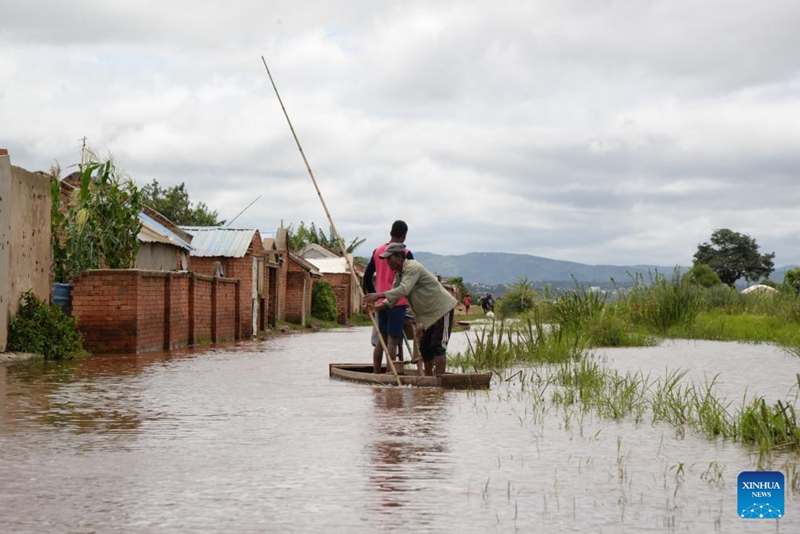 Watu wakisafiri kwa mtumbwi kwenye maji ya mafuriko baada ya Kimbunga Gezani kupiga Antananarivo, mji mkuu wa Madagascar, Februari 12, 2026. (Picha na Sitraka Rajaonarison/Xinhua)