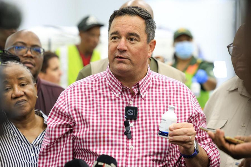 Waziri wa Kilimo wa Afrika Kusini John Steenhuisen akifanyiwa mahojiano na vyombo vya habari wakati akipokea rasmi shehena ya dozi za chanjo dhidi ya ugonjwa wa mguu na mdomo (FMD) mjini Johannesburg, Afrika Kusini, Februari 21, 2026. (GCIS/kupitia Xinhua)