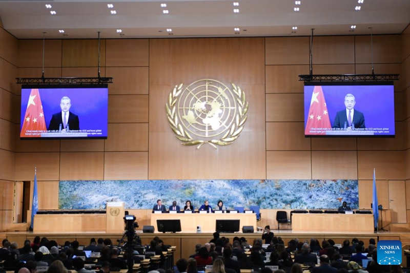 Picha hii iliyopigwa Februari 23, 2026 ikimuonyesha Waziri wa Mambo ya Nje wa China Wang Yi, ambaye pia ni Mjumbe wa Ofisi ya Siasa ya Kamati Kuu ya Chama cha Kikomunisti cha China (CPC), akitoa hotuba kupitia njia ya video kwenye kikao cha ngazi ya juu cha Mkutano wa 61 wa Baraza la Haki za Binadamu la Umoja wa Mataifa mjini Geneva, Uswisi. (Xinhua/Lian Yi)