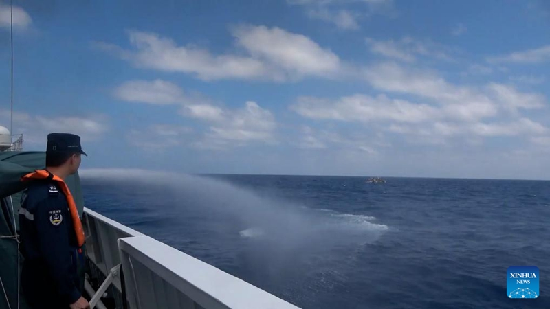 Picha hii ikionyesha meli ya Walinzi wa Pwani ya China ya Hebao  ikipuliza maji  kwa kuonya meli za Ufilipino  zilizoingia kinyume cha sheria kwenye eneo la bahari la Kisiwa cha Huangyan cha China, Bahari ya Kusini ya China, Februari 21, 2026. (Xinhua)