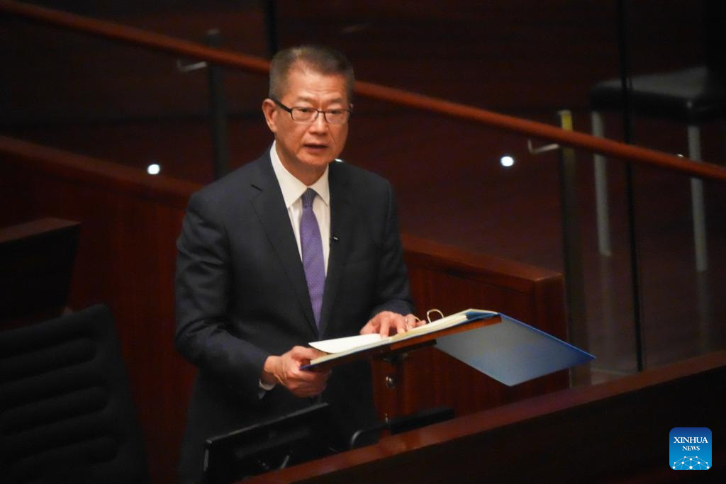 Paul Chan, mkuu wa ofisi kuu ya fedha ya Serikali ya Mkoa wa Utawala Maalum wa Hong Kong wa China, alitangaza bajeti ya 2026-27 ya Hong Kong, kusini mwa China, Februari 25, 2026. (Xinhua/Zhu Wei)