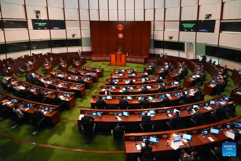 Paul Chan, mkuu wa ofisi kuu ya fedha ya Serikali ya Mkoa wa Utawala Maalum wa Hong Kong wa China, akitangaza bajeti ya 2026-27, Hong Kong, kusini mwa China, Februari 25, 2026. (Xinhua/Zhu Wei)