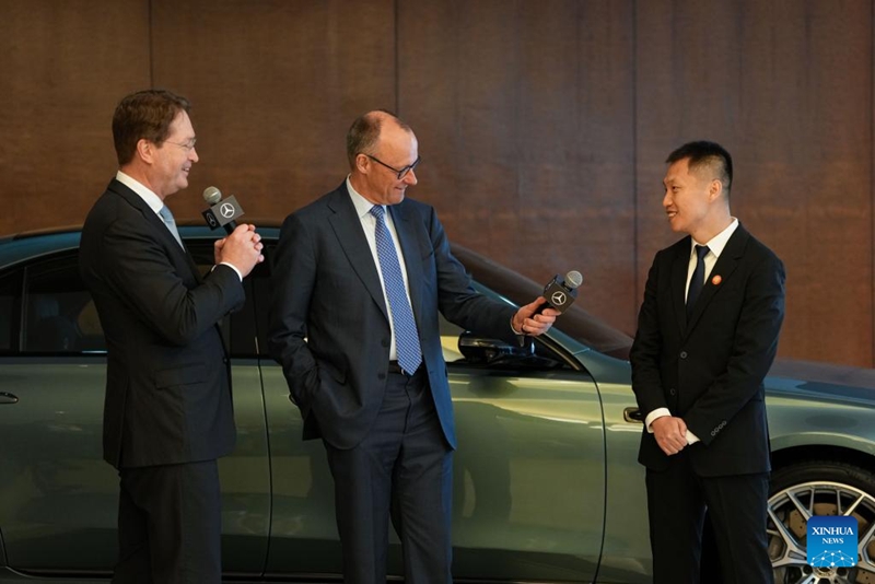 Chansela wa Ujerumani Friedrich Merz (katikati) akizungumzana na Ola Kaellenius (kushoto), ofisa mtendaji mkuu wa kundi la Mercedes-Benz, na Cao Xudong, ofisa mtendaji mkuu wa kampuni ya teknolojia ya China Momenta, baada ya kujaribu mfumo wa kusaidia dreva kuendesha gari mjini na kwenye barabara za mwendo kasi, ulioundwa kwa pamoja na Mercedes-Benz na Momenta, mjini Beijing, China, Februari 26, 2026. (Xinhua/Ju Huanzong)